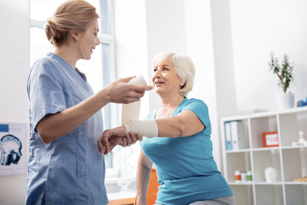 Einfache medizinische und pflegende Aufgaben gehören zum Tätigkeitsbereich von Altenpflegehelfern.