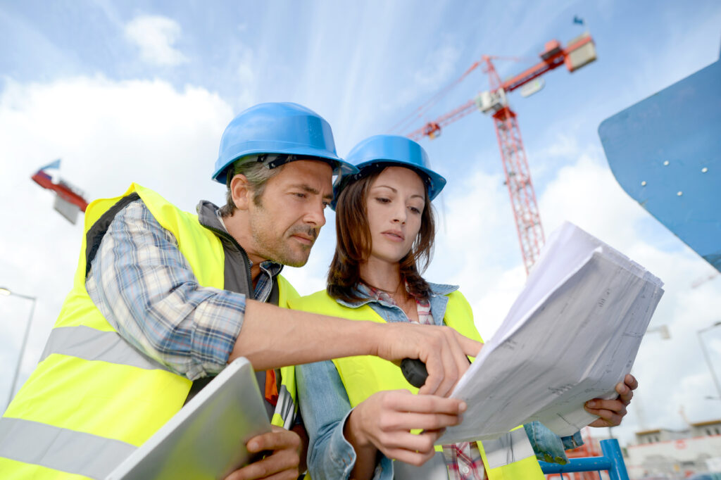 Viele Bauleiter haben Bauingenieurwesen studiert. Als Bauingenieur bist du eine Führungskraft auf der Baustelle.
