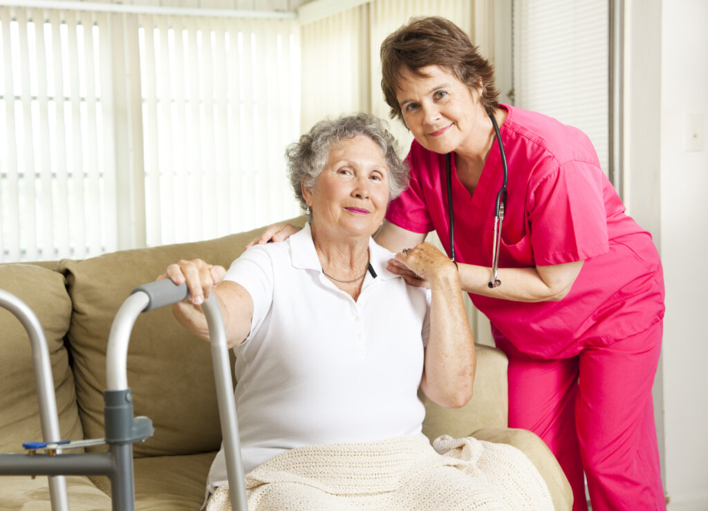In der Altenpflege hat man als Vollzeitkraft einen krisensicheren Job mit spannenden Aufgaben.
