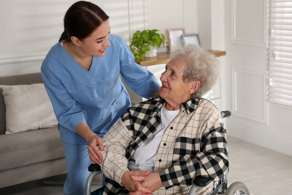 Pflegehelfer übernehmen pflegende und aktivierende Aufgaben.