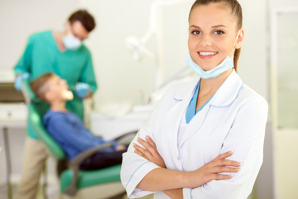 ZFA werden: Mit einer Umschulung kannst du als Zahnarzthelferin in einer Zahnarztpraxis arbeiten.